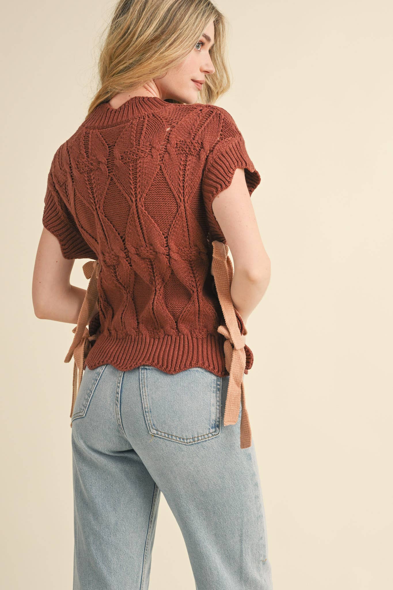 MOCK NECK CROPPED SWEATER VEST Brown