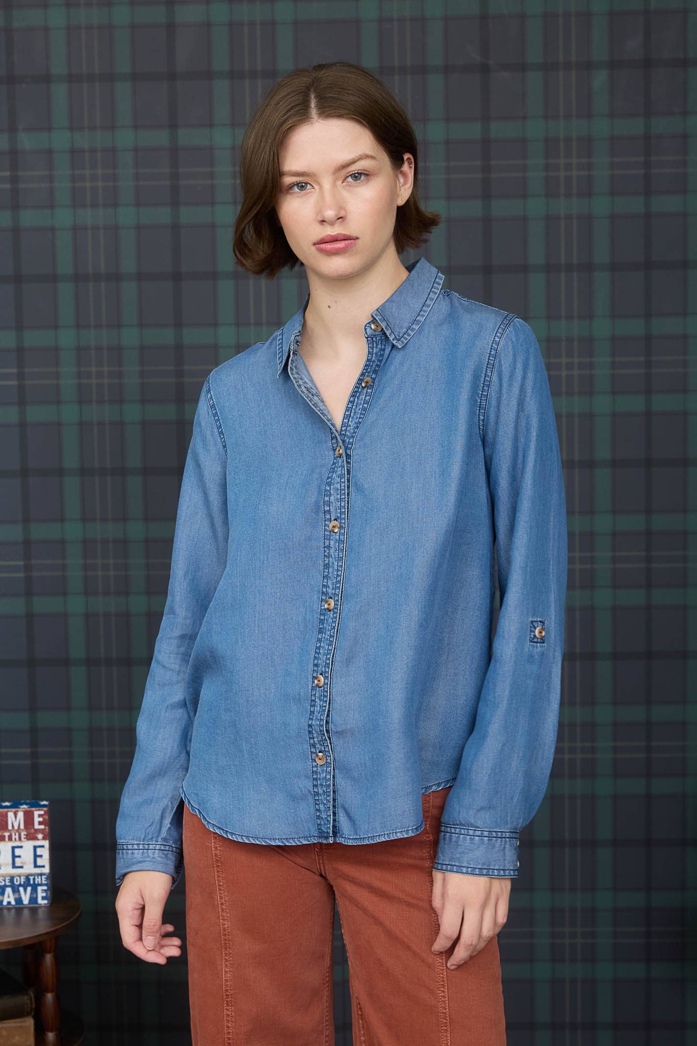 CHAMBRAY COLLARED 3/4 TAB SLEEVE BUTTON DOWN SHIRT