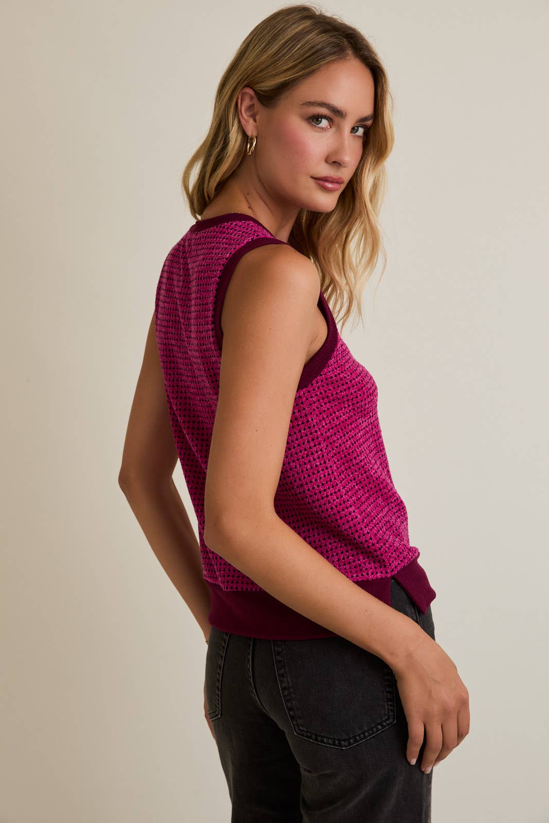 ROUND NECK SLEEVELESS CONTRAST DETAIL TOP