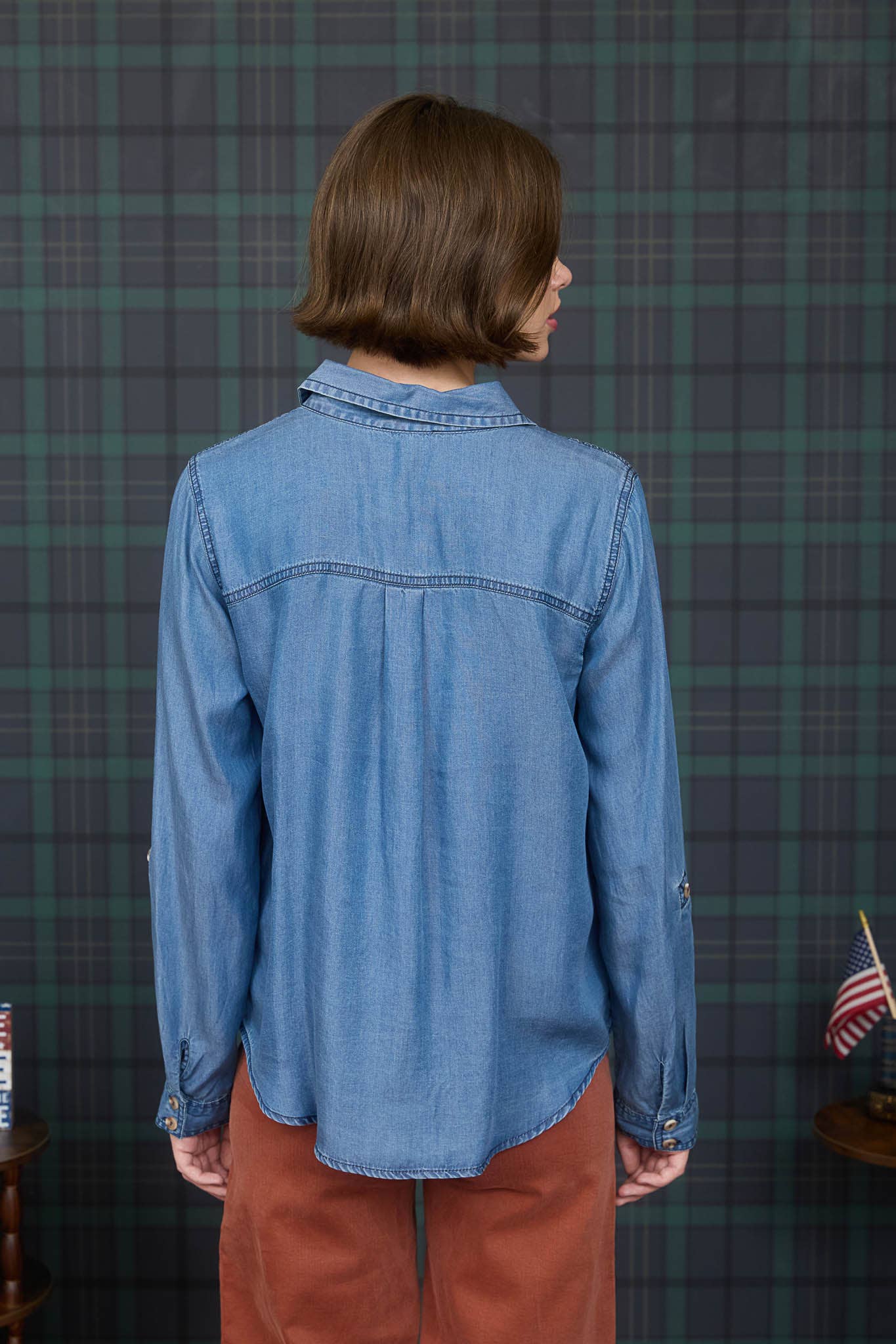 CHAMBRAY COLLARED 3/4 TAB SLEEVE BUTTON DOWN SHIRT