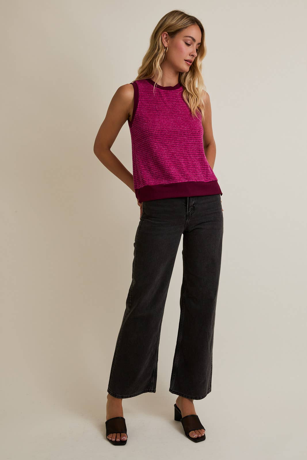 ROUND NECK SLEEVELESS CONTRAST DETAIL TOP